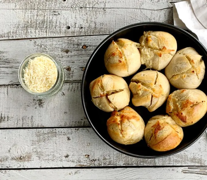 round baking pan with garlic bread rolls